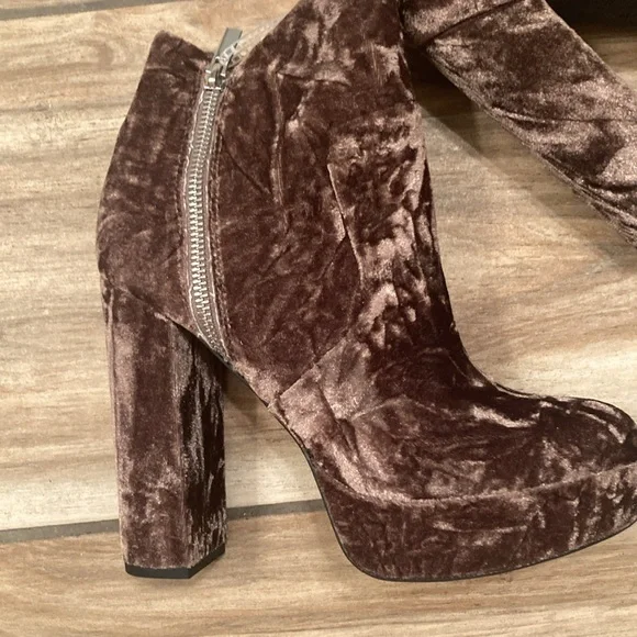 Gianni Bini ( Better for size 7 fit)
Didier Velvet Platform Block Heel
Booties - Picture 3 of 6